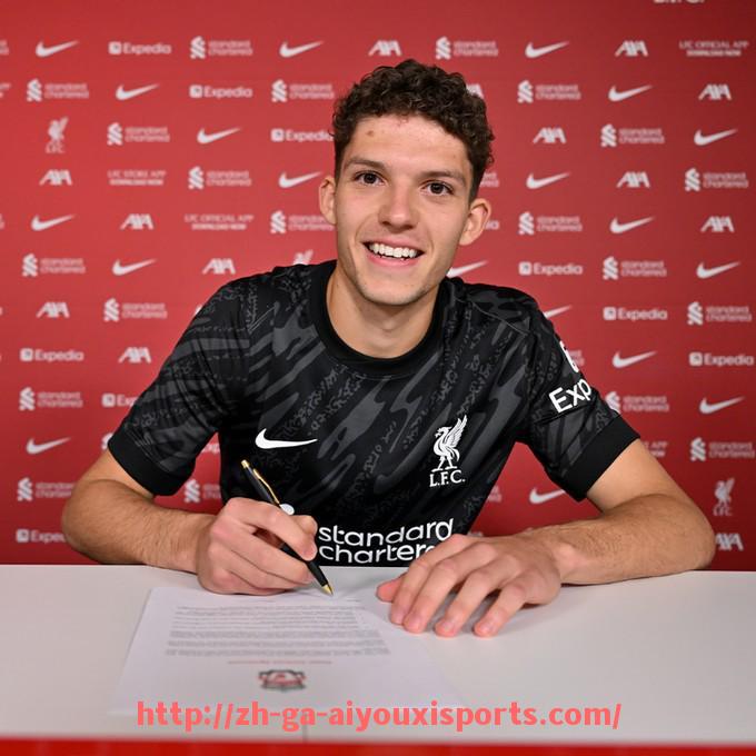 爱游戏体育官网-2017年中超联赛间歇期球队调整与转会综述